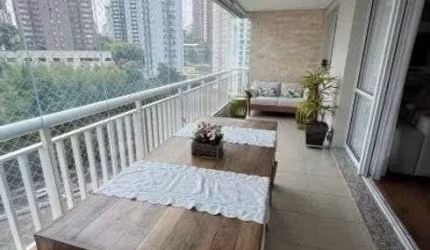 Belíssimo Apartamento com amplo terraço com churrasqueira integrado ao living.