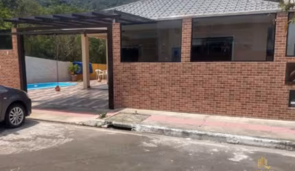 Sozinha  no terreno.  3 Dormt. 2 Suítes. Piscina