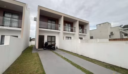 Sobrado com espaço de pátio a venda em São José/SC