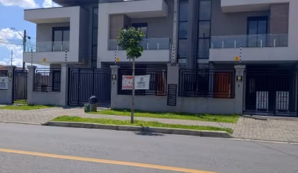 Sobrado no Capão da Imbuia 3  quartos, 1  suíte, 2  vagas de garagens