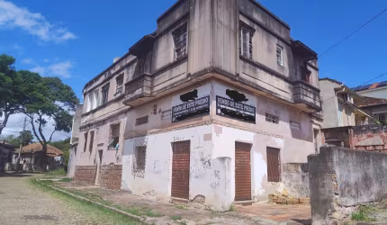 Ótima oportunidade de moradia e investimento, sobrados de esquina com 3 apartamentos amplos, 1 loja comercial de 78m² e 3 garagem, ótima posição solar em todos apartamentos de manhã a tarde, bem venti