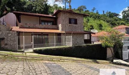 Casa com 5 dormitórios à venda com permuta,  tendo 497 m² por R$ 1.350.000 - Morro Chic - Itajubá/MG