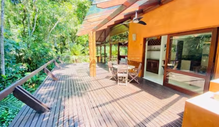 Linda casa com 3 suítes e área gourmet na praia do Félix em Ubatuba!