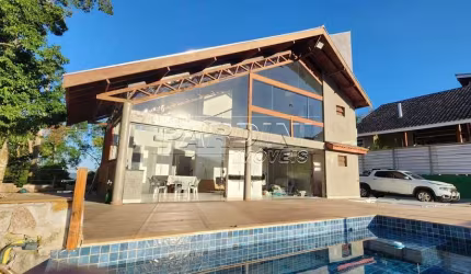 Excelente casa recém construída, com 5 suítes, piscina, área gourmet e linda vista para o mar, na praia das Toninhas em Ubatuba!