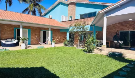Linda casa assobradada com 5 dormitórios e área gourmet na praia do Lázaro em Ubatuba!