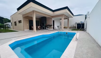 Linda residência alto padrão com 3 dormitórios, piscina e área gourmet, na praia da Lagoinha em Ubatuba!