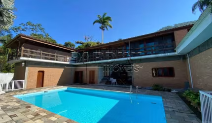 Ótima casa em condomínio com 4 suítes, piscina e espaço gourmet, na praia Dura em Ubatuba!