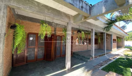 Ótima casa com 4 suítes, em condomínio, próxima ao mar, na praia Dura em Ubatuba!