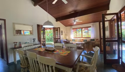 Casa térrea em condomínio com 4 suítes e área gourmet, na praia Dura em Ubatuba!