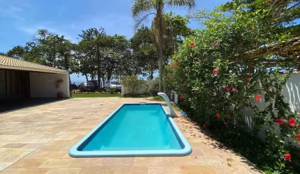 Casa pé na areia com 4 dormitórios e piscina na praia das Toninhas em Ubatuba!