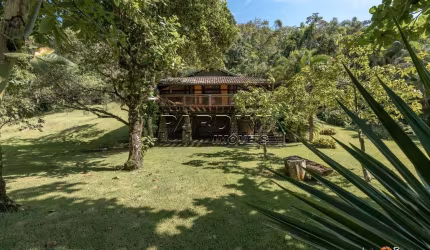 Linda casa em estilo rústico, pé na areia, com 3 dormitórios e espaço gourmet, na praia Grande do Bonete em Ubatuba!