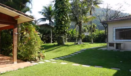 Ótima residência em tijolinho, em três lotes, na praia do Perequê-Mirim em Ubatuba!