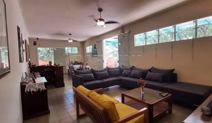 Ótima casa em condomínio com 4 dormitórios e espaço gourmet na praia do Lázaro em Ubatuba!