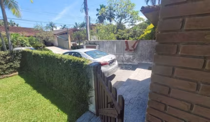 Ótima casa em condomínio com 4 dormitórios, próxima do mar, na praia do Lázaro em Ubatuba!