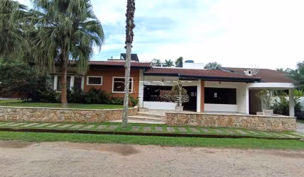 Excelente  casa térrea em condomínio, pertinho do mar, com 3 suítes e varanda gourmet, na praia do Lázaro em Ubatuba!