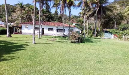 Casa perto do mar, com uma excelente área, entre as praias da Sununga e Lázaro em Ubatuba!