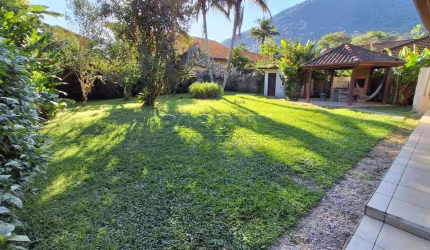 Ótima casa com 4 dormitórios, terreno de 1.100 m2, a apenas 280 metros do mar, na praia do Lázaro em Ubatuba!