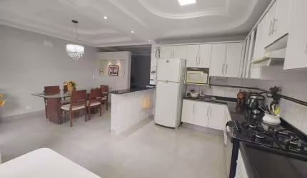 Sobrado à venda em Maringá, Vila Bosque, com 4 quartos, com 239.48 m²