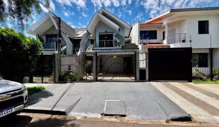 Sobrado à venda em Maringá, Jardim Iguaçu, com 3 quartos, com 255.3 m²