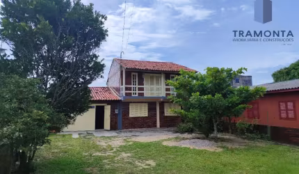 Apresentamos uma excelente oportunidade de investimento: uma casa de 2 pavimentos localizada no Centro de Balneário Arroio do Silva, SC, a apenas 650 metros do mar.
