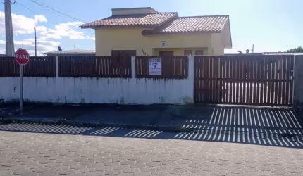 Á Venda Casa com Piscina no Centro de Balneário Arroio do Silva, SC
