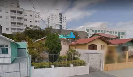 Casa comercial à venda no Barreiros, São José  por R$ 742.000