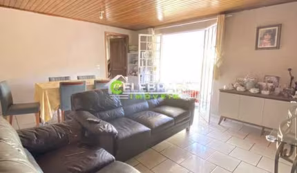 SOBRADO EM COLOMBO! AMPLO TERRENO C/ + UMA CASA,BEM LOCALIZADO
