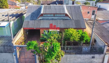 Casa com ático e amplo terreno na Cidade Industrial.