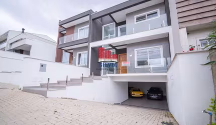 Lindo sobrado novo com acabamentos alto padrão dentro de condomínio no CIC