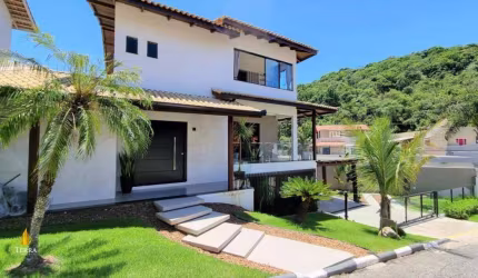Casa a venda localizada na Praia dos Amores em Balneário Camboriú.