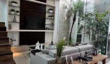 Casa com piscina a venda na Praia dos Amores em Balneário Camboriú.