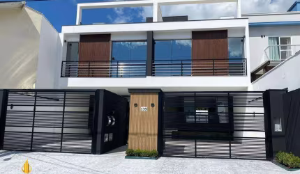 Casa Geminada Triplex a venda na Praia dos Amores em Itajaí.