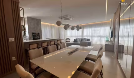 Apartamento mobiliado e decorado em andar alto localizado a apenas 400 metros do mar em Balneário Camboriú.