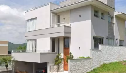 Casa totalmente mobiliada no Bairro Ariribá em Balneário Camboriú.