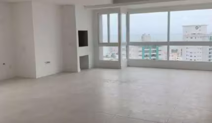 Apartamento a venda no Edifício Camboas no Centro de Balneário Camboriú.