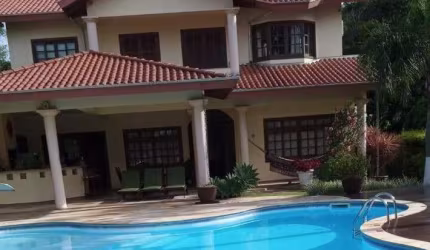 Casa à venda, localizada no bairro Taquaras em Balneário Camboriú.