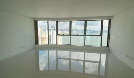 Apartamento a venda no Yachthouse localizado na Barra Sul em Balneário Camboriú.