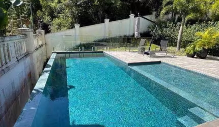 Casa de alto padrão a venda com piscina privativa no Bairro Praia Brava em Itajaí.