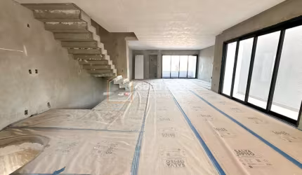 TRIPLEX COM 3 SUÍTES 4 VAGAS DE GARAGEM E PISCINA