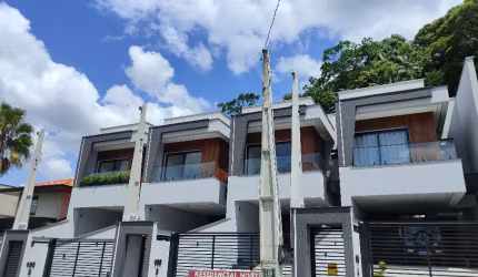 Sobrado geminado com 3 suítes à venda no bairro Glória em Joinville-SC por R$ 1.034.000,00.