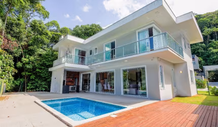 Casa em condomínio fechado semimobiliada com 3 quartos sendo 1 suíte master e 2 demi-suites  no bairro América em Joinville SC. Por R$3.200.000,00