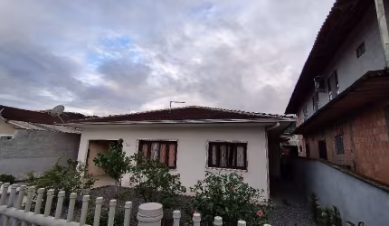 Ótima casa plana com laje com 4 quartos à venda no bairro Jardim Sofia em Joinville-SC por R$ 385.000,00.