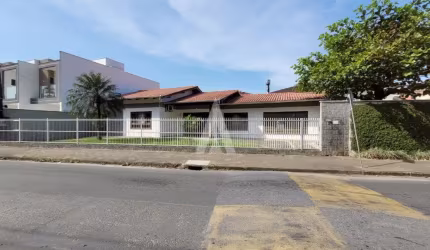 Casa plana, averbada, com 1 suíte mais 2 quartos à venda no bairro Bom Retiro em Joinville - SC por R$ 880.000,00.