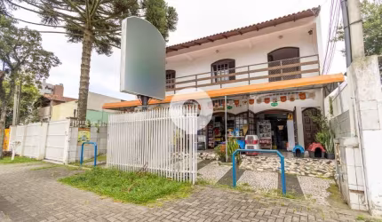 Sobrado Versátil no Bairro Portão: Espaço Amplo com Potencial Comercial e Residencial