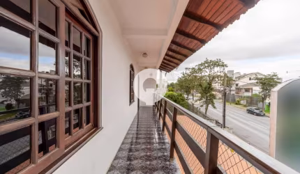 Sobrado Versátil no Bairro Portão: Espaço Amplo com Potencial Comercial e Residencial
