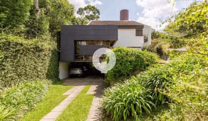 Uma casa projetada com personalidade, inteligência e muito verde!