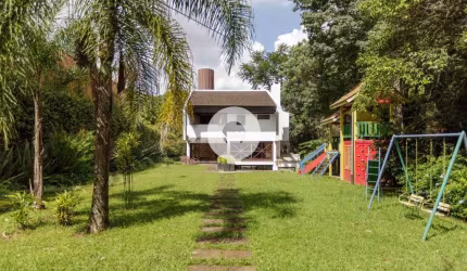 Uma casa projetada com personalidade, inteligência e muito verde!