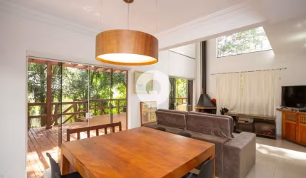Casa 225m² Bacacheri - 3 suítes e terreno grande em condomínio fechado