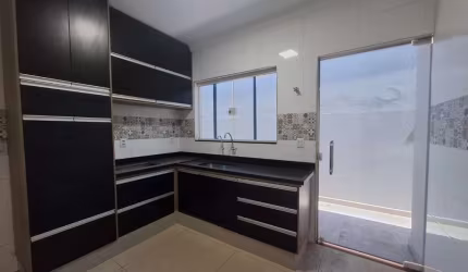 Confortável casa tipo para venda com 2 quartos, sendo 1 suíte, 103m²