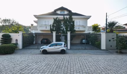 Funcional casa de vila para venda com 4 quartos, sendo 4 suítes, 450m²